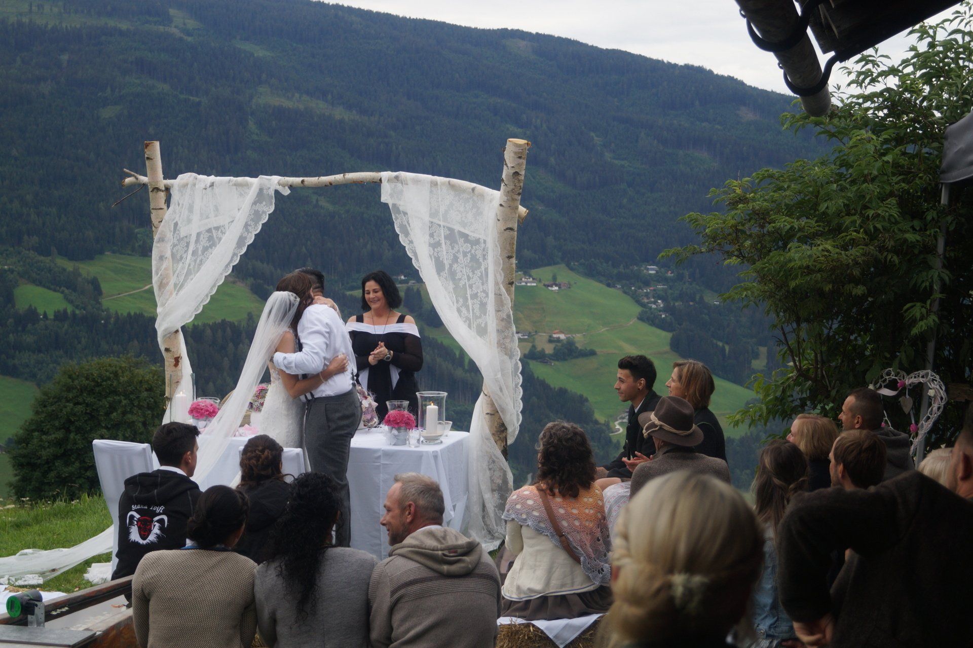 eine Hochzeitstrauung im Freien