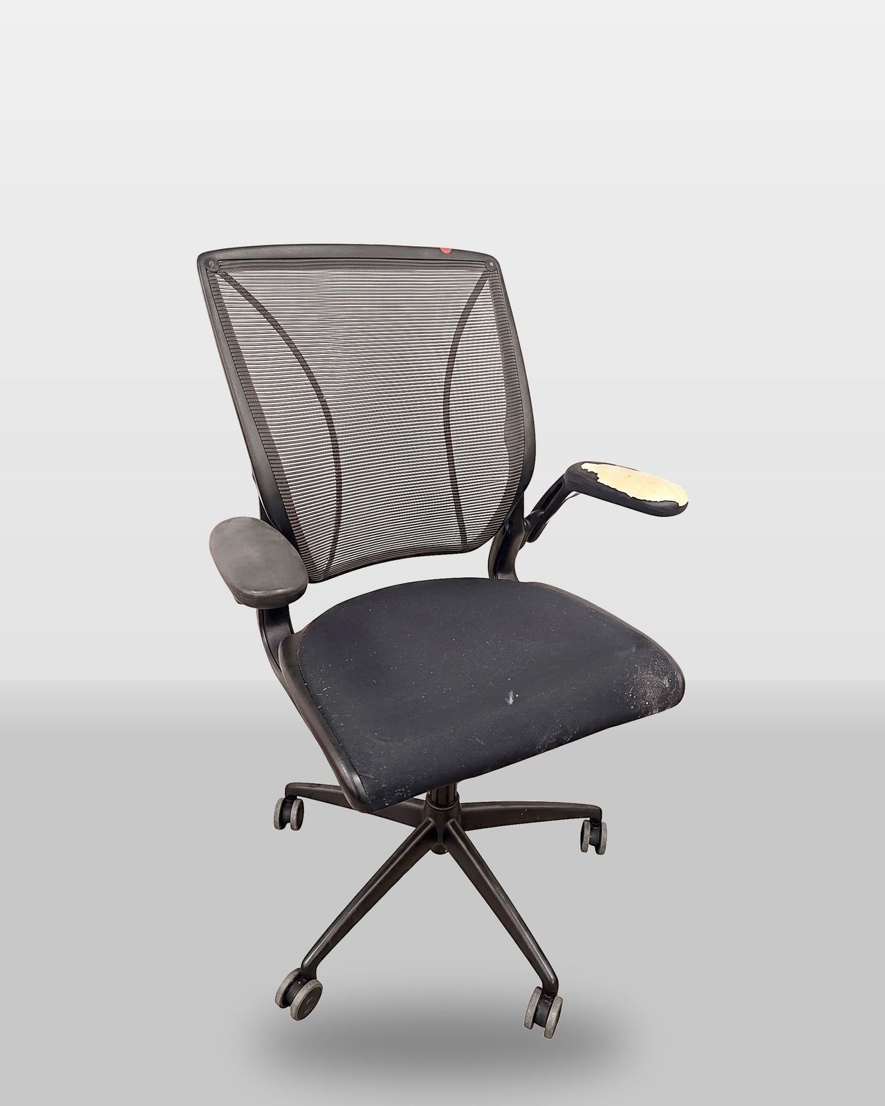 Humanscale Diffrient World as it arrived for refurbishment
