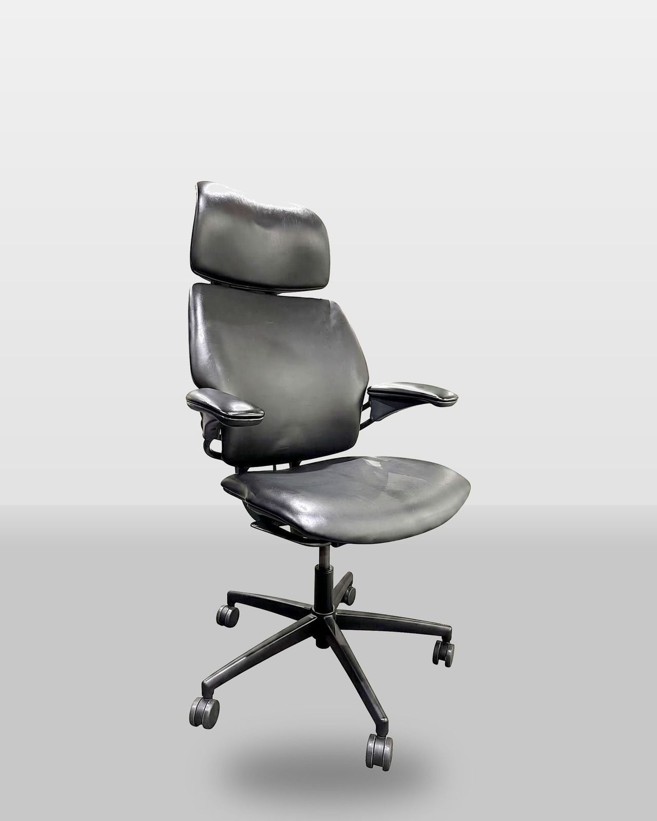 The same Humanscale Freedom with headrest after refurbishment