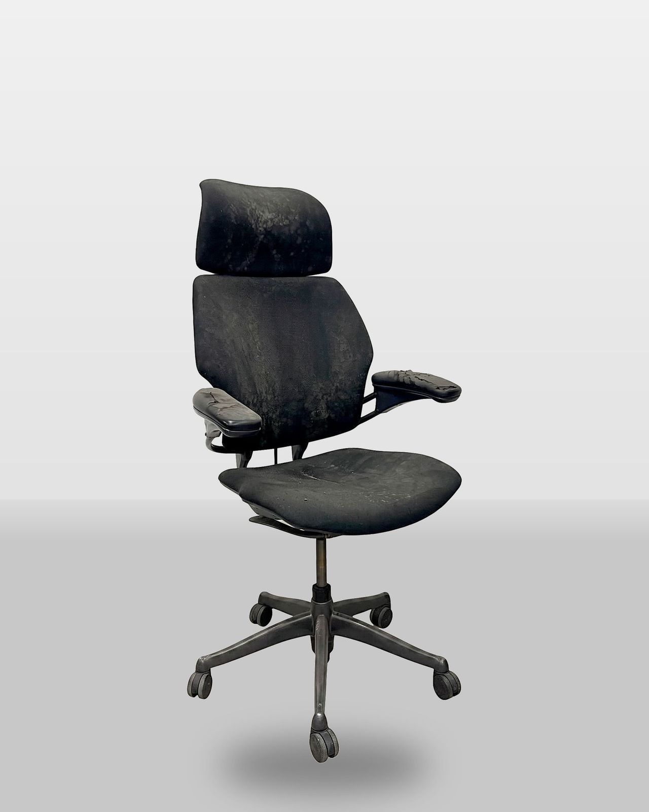 Humanscale Freedom with headrest as it arrived for refurbishment