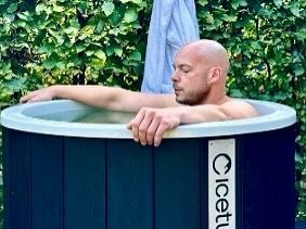 Nico in een ijsbad tijdens Terug naar Vuur een 3daagse retraite voor mannen