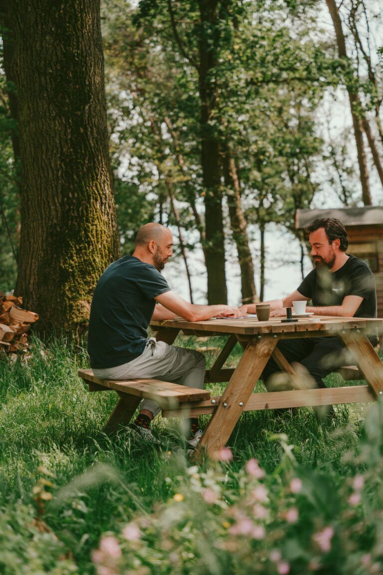 Twee mannen aan een picknick tafel bij Wonderwoods Lierop