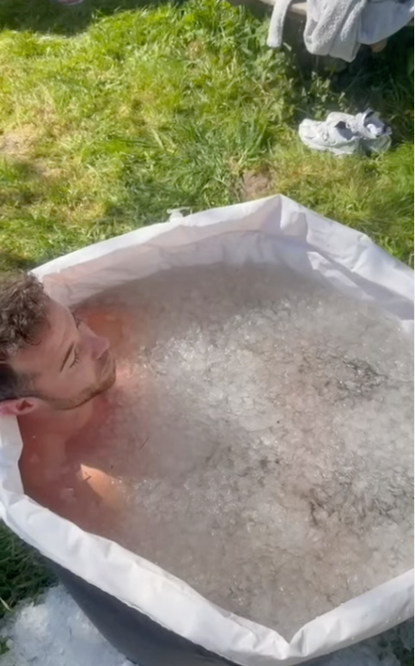 Bastiaan in een ijsbad tijdens Terug naar Vuur een 3daagse retraite voor mannen