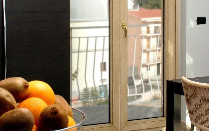 Finestra con struttura color panna