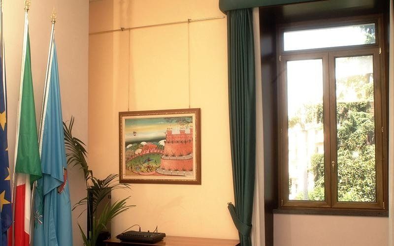 Ambiente domestico con quadro artigianale appeso