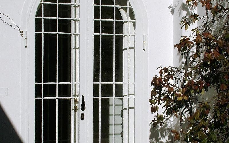 Finestra con inferriate esterne bianche