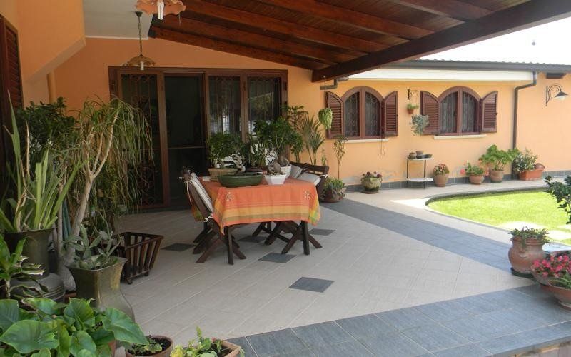 Esterni di abitazione con porte finestre e finestre in pvc