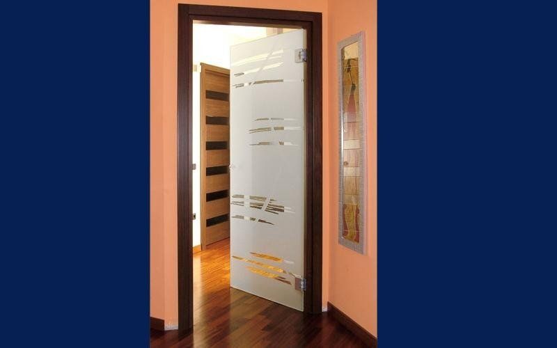 Stanza con intonaco rosa salmone e porta in legno