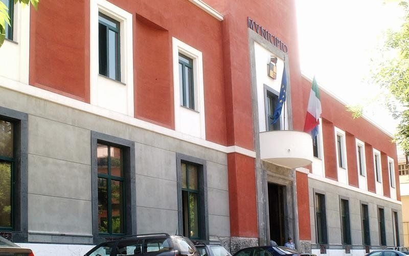 Edificio rosso mattone con finestre aperte