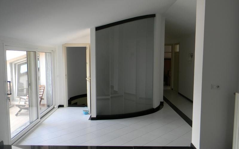 Stanza con scale a chiocciola