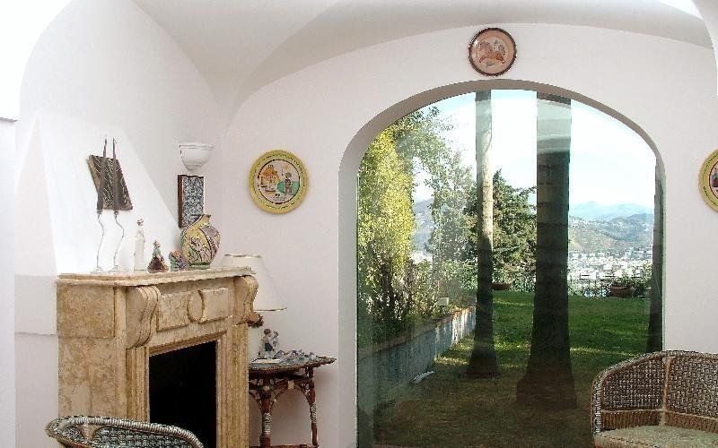 Sala con porta finestra ad arco