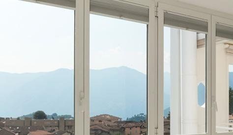 Finestra con vista sulla città