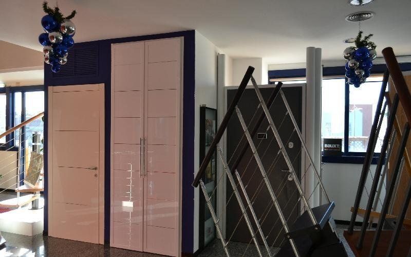 Assortimento di porte bianche