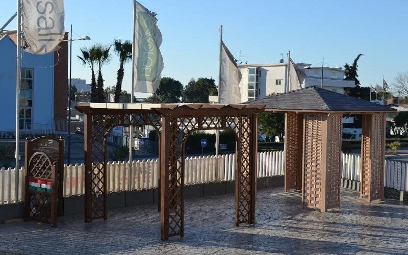 Esterni di negozio di infissi con pergole