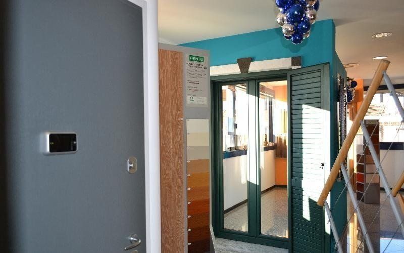 Negozio di infissi con persiana verde