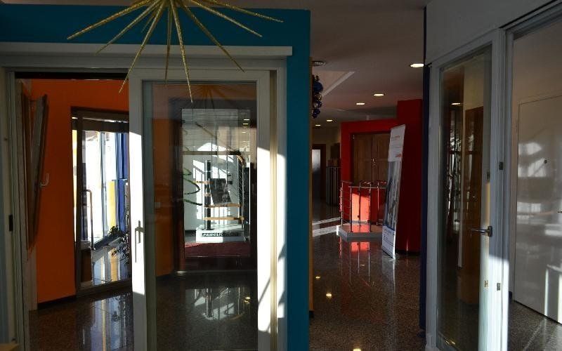 Interni di negozio di infissi e serramenti