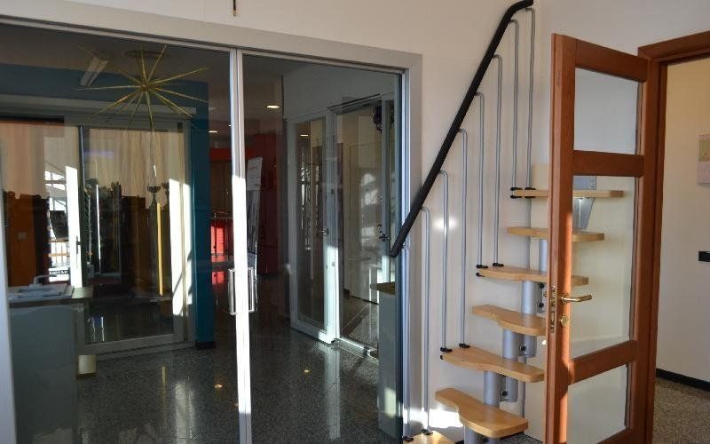 Negozio di infissi con scale sospese in legno