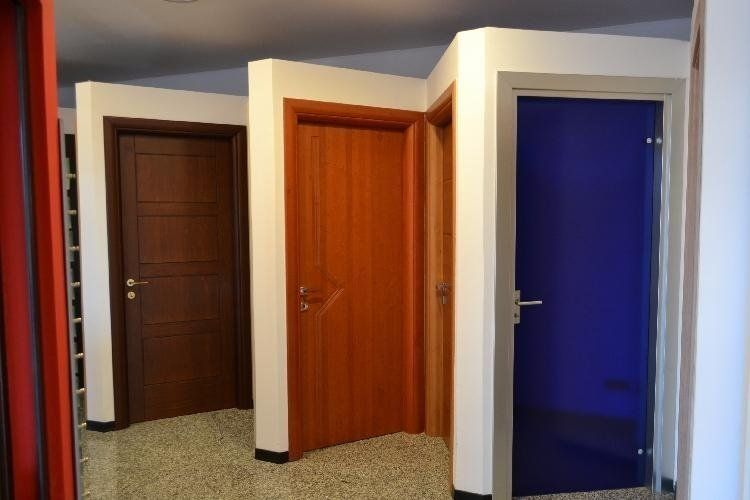 Assortimento di porte da interno classiche e colorate
