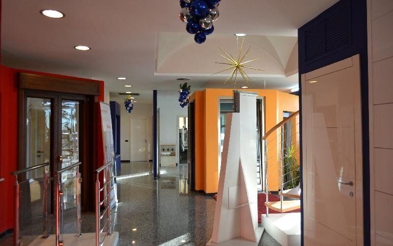 Interni di negozio di serramenti