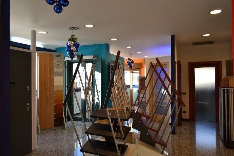 Interni di negozio di infissi