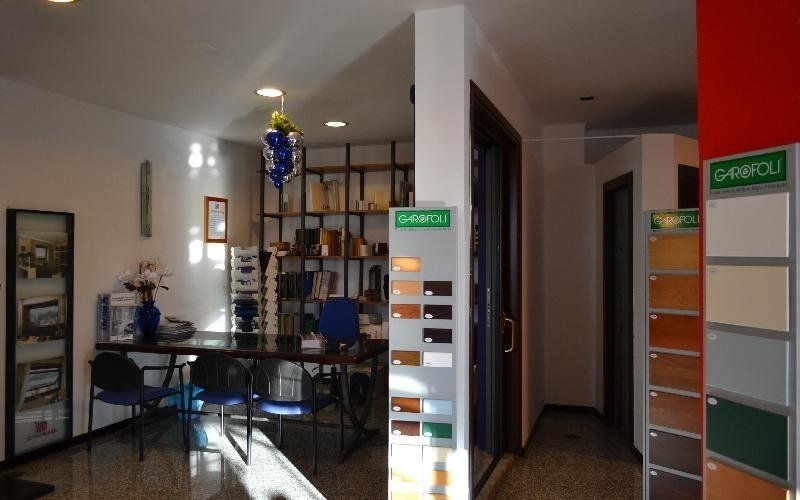 Interni di negozio di serramenti