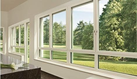 Finestre con struttura color panna