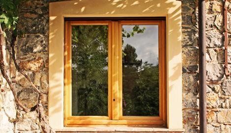 Finestra con struttura in legno