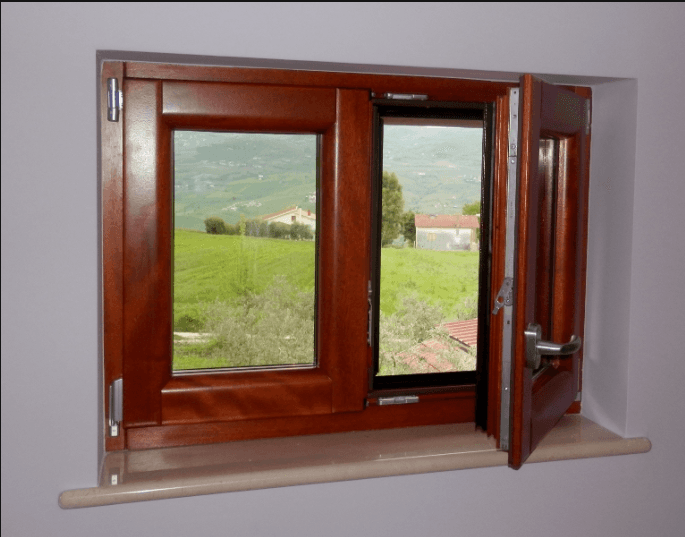 Finestra in legno-alluminio con vista su giardino