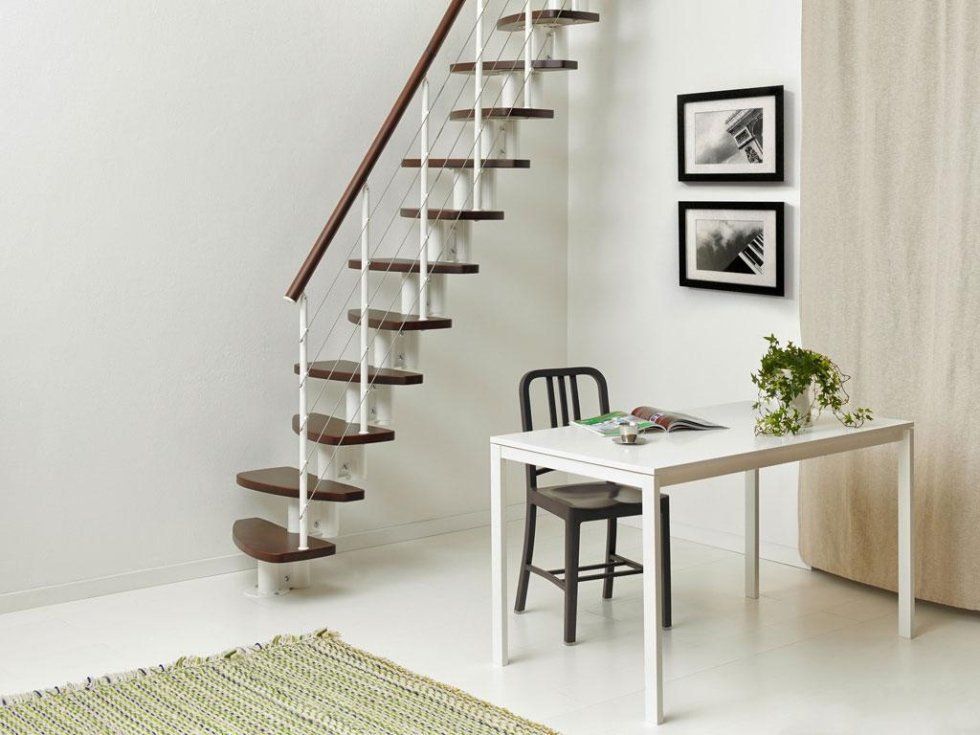 Scala da interni con struttura bianca e dettagli in legno