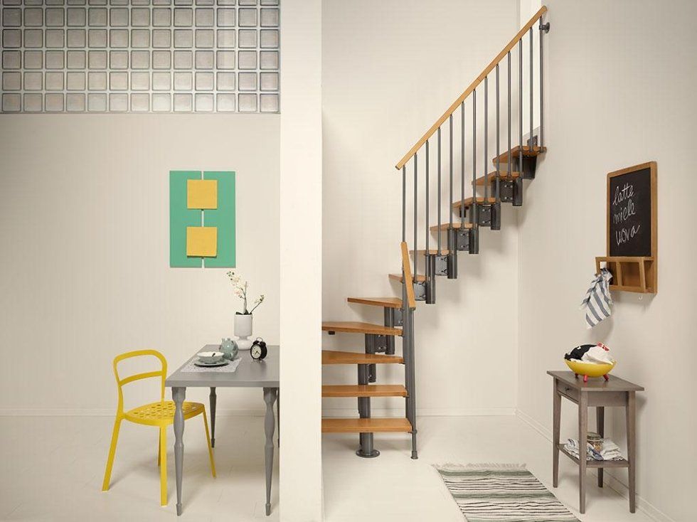 Scala da interni in legno con ringhiera