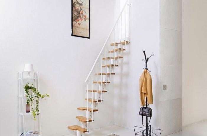 Scala in legno con ringhiera bianca