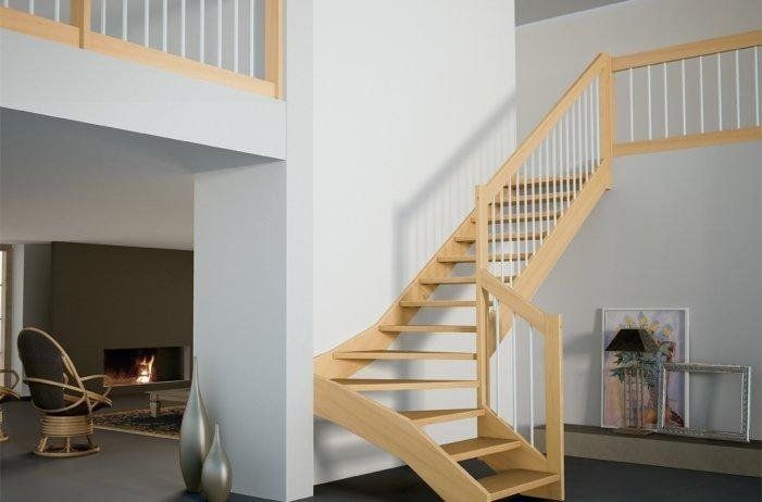 Scala interna in legno chiaro