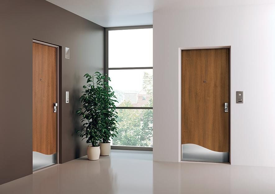 Abitazione con porta blindata in legno