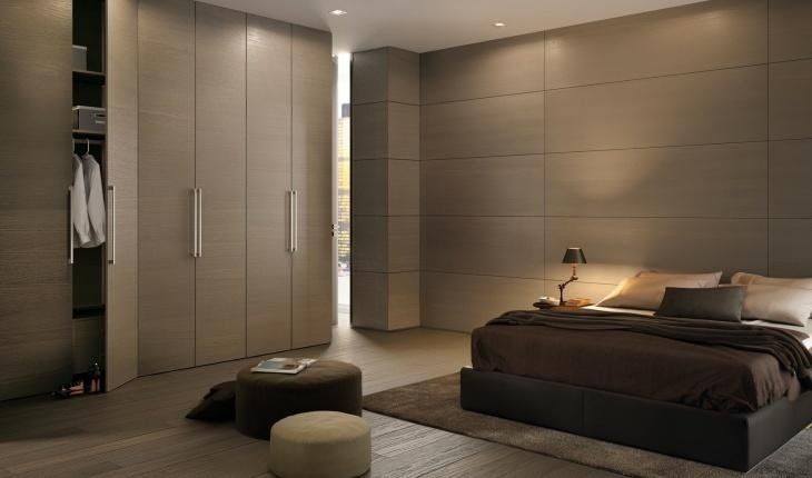 Stanza da letto con armadi chiari effetto legno e muri abbinati