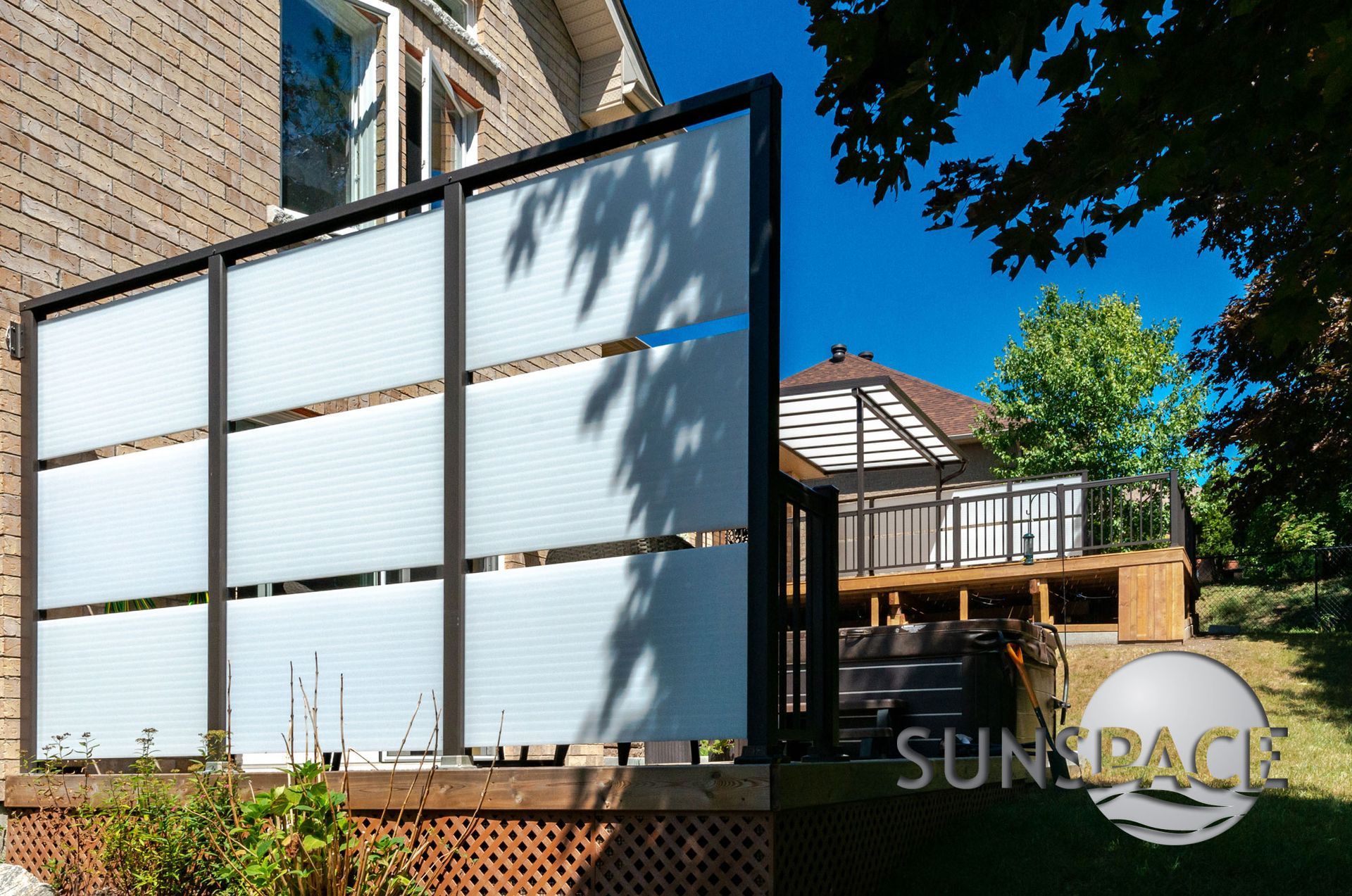 A picture of a house with a fence that says sunspace
