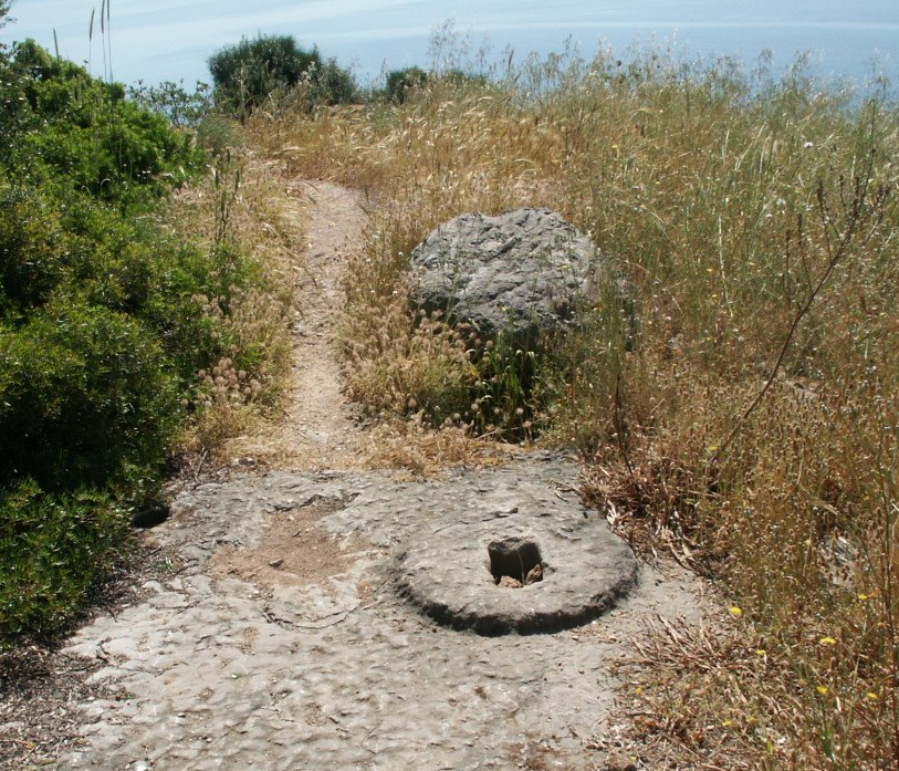 Asini (Gr): disc with rectangular hole