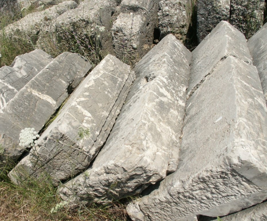 Heraion (Gr): Remarkable limestone slabs