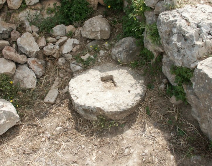Tiryns (Gr): millstone with rectangular hole