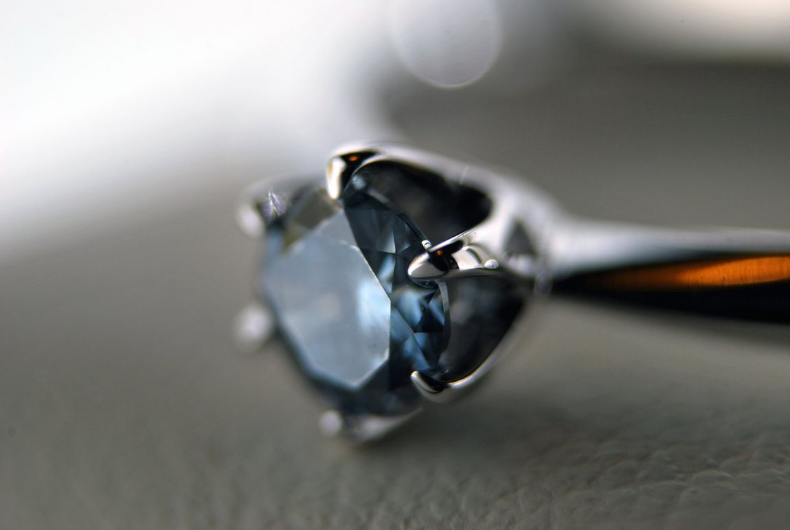 anello con diamante realizzato con ceneri