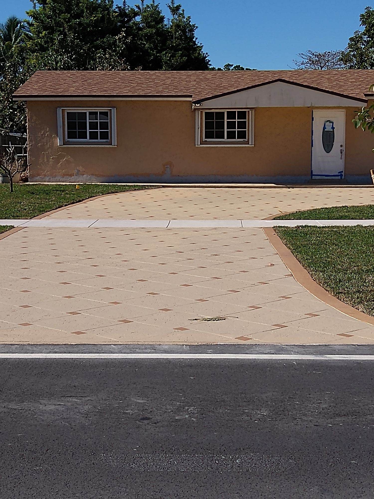 A house with a driveway leading up to it