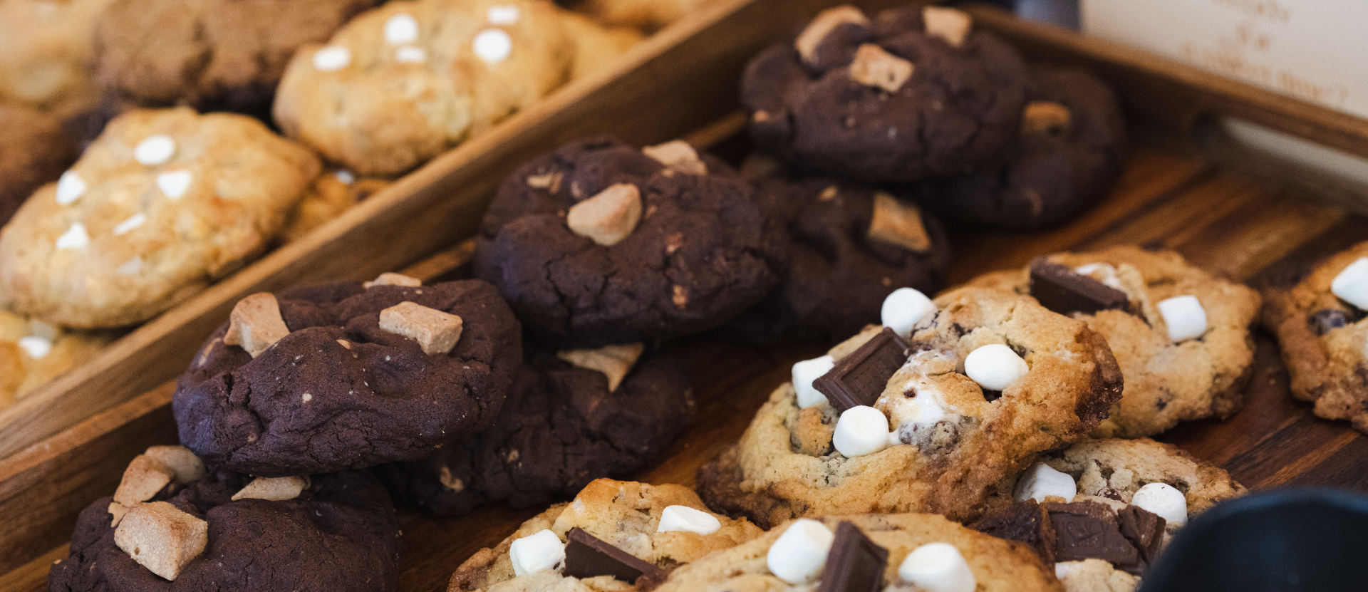 ? 一口手工香氣，溫柔的日常療癒



我們相信，最簡單的味道最能打動人心。

嚴選純奶油與天然食材，無人工香料、色素、防腐劑，保留最純粹的香氣與酥脆，讓每一口都安心又真實。