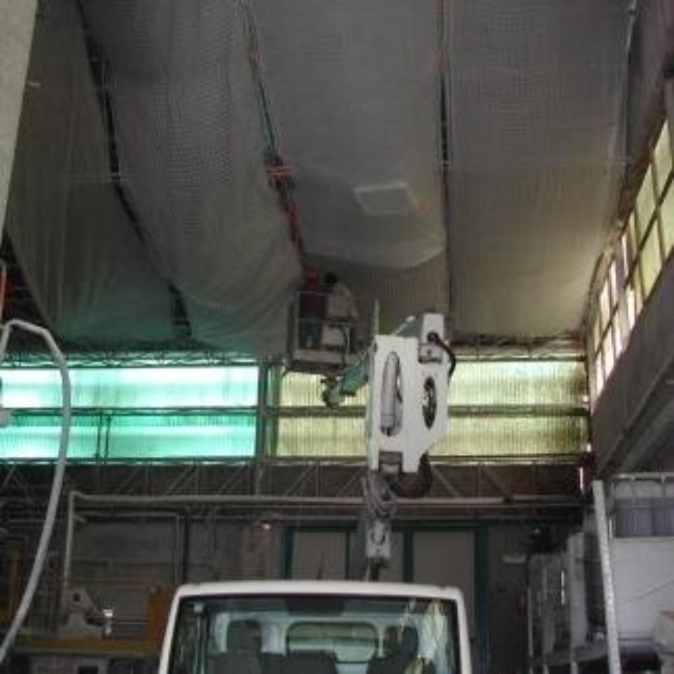 Interno capannone con protezioni