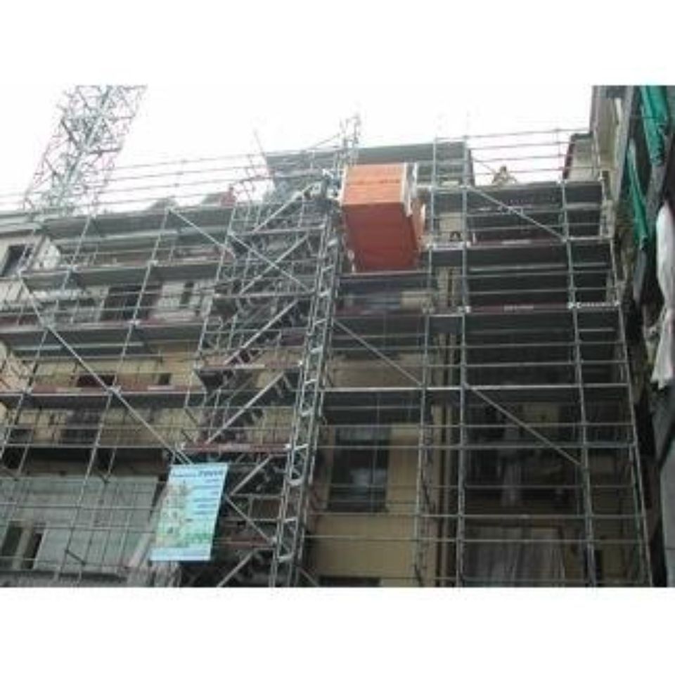 Edificio urbano con ponteggi