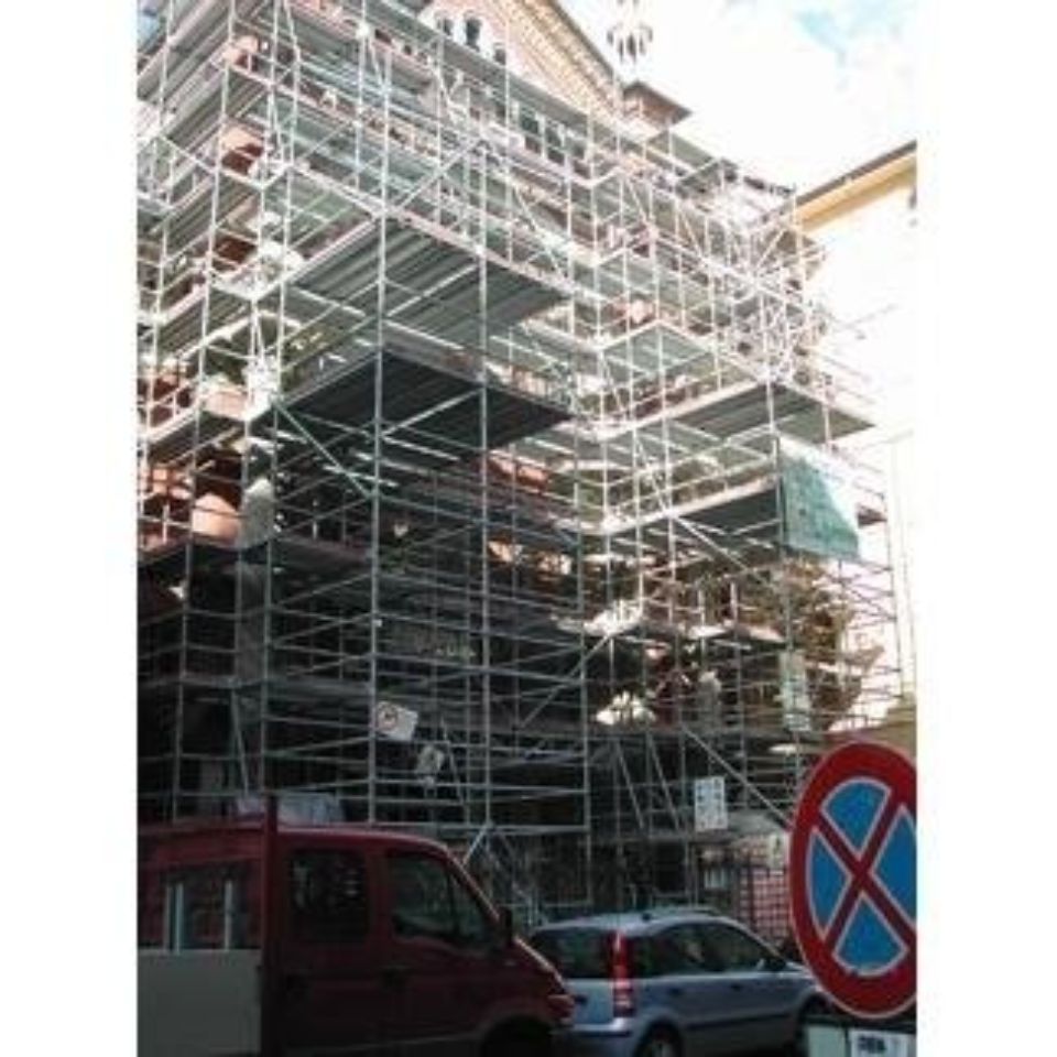 Facciata con ponteggi per restauro