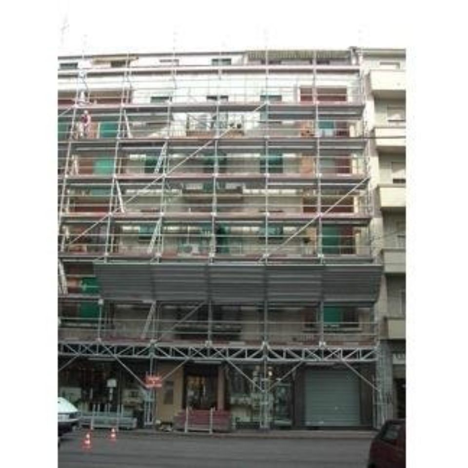 Facciata con ponteggi
