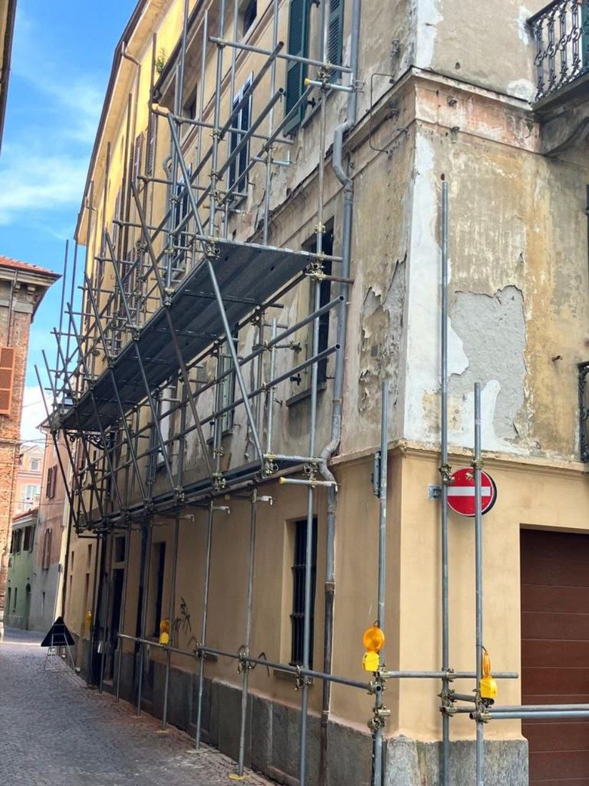 noleggio ponteggi a Cuneo per vecchio edificio