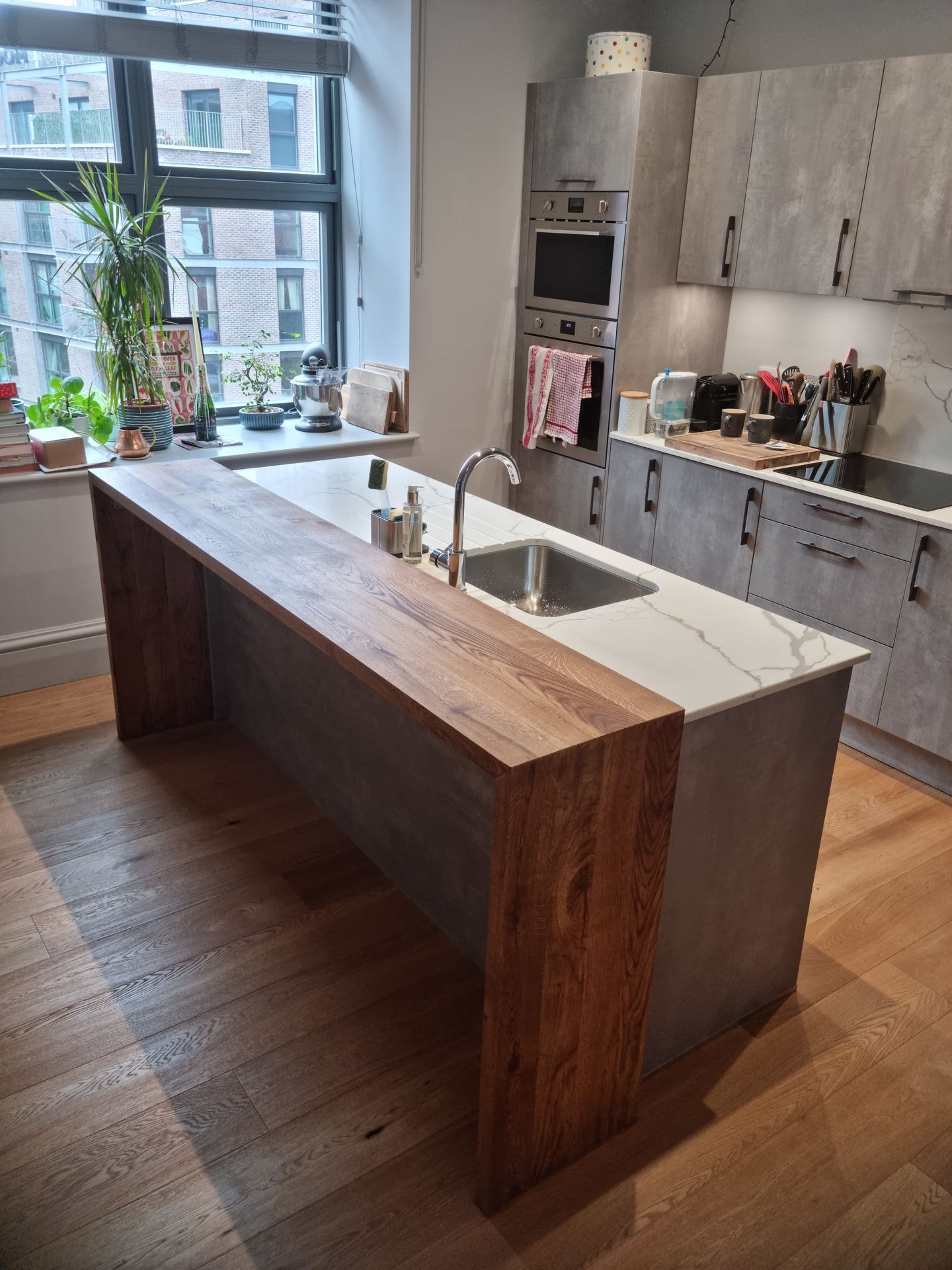 Modern kitchen, kitchen island, kitchen breakfast bar with oak extension on stone worktop