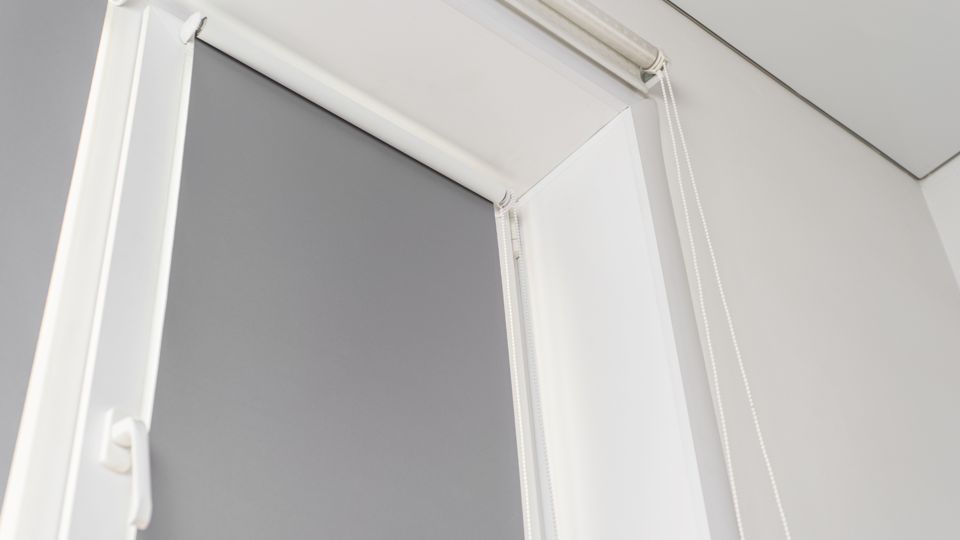 Light-filtering solar shades – living room – Orange County
A close up of a window with a blind on it.