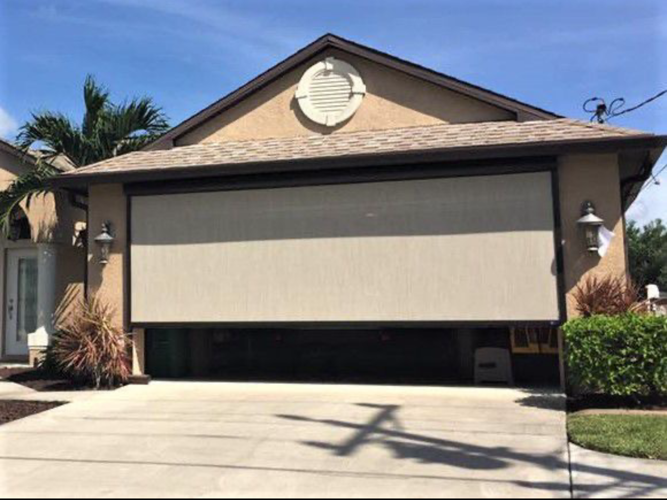 SunPro motorized exterior screen – patio – Palm Springs
A large house with a garage door that is open.