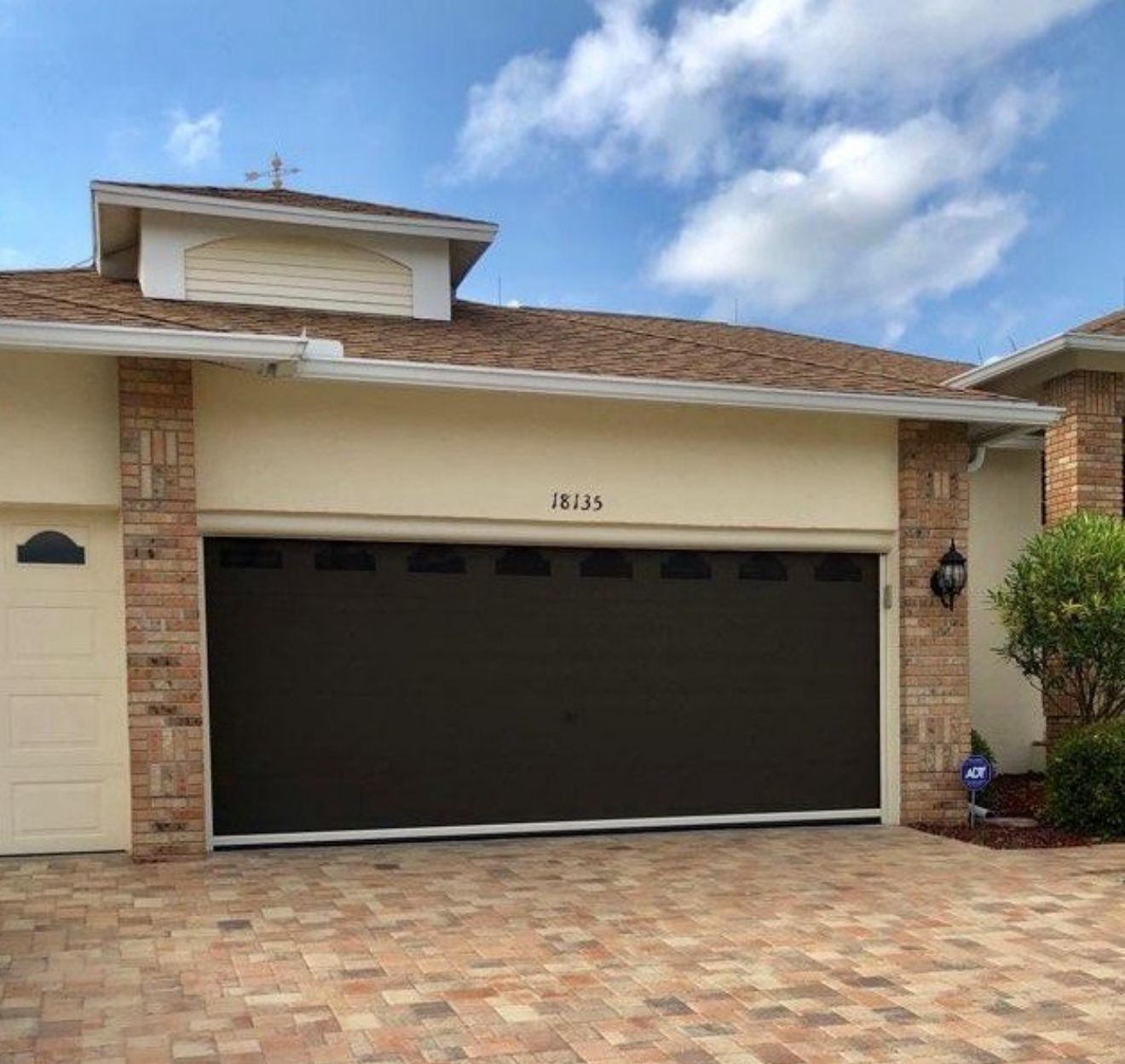 SunPro motorized exterior screen – patio – Palm Springs
A house with a large garage door and a brick driveway.